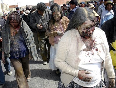 En Achacachi, (La Paz), los pobladores capturaron a 11 presuntos ladrones. Dos fallecieron tras las torturas. Los otros nueve fueron rescatados por la policía con graves quemaduras