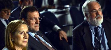 El jefe del ejecutivo, Mariano Rajoy (c), Arias Cañate y la ministra de Fomento, Ana Pastor. (EFE)