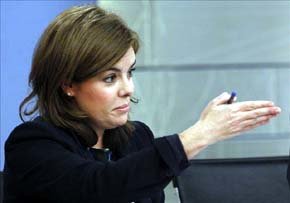 La vicepresidenta del Gobierno, Soraya Sáenz de Santamaría, durante la rueda de prensa posterior a la reunión  del Consejo de Ministros. EFE