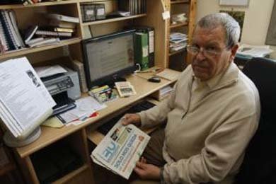 José Antonio Sierra en su casa de Málaga, completando una de sus guías para trabajar fuera de España. ARCINIEGA