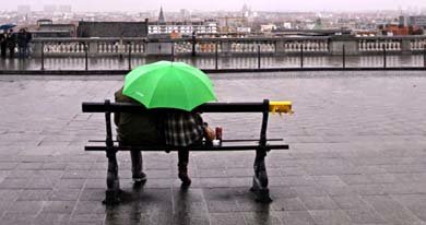 Una pareja se protege de la lluvia durante un día de invierno en Bruselas. (Reuters)

