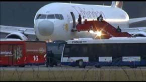 Pasajeros son evacuados del avión secuestrado este lunes por su copiloto. 

