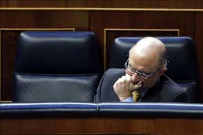 El ministro de Hacienda, Cristóbal Montoro, durante la sesión de control al Ejecutivo que hoy celebra el Congreso de los Diputados. EFE