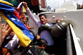 El líder opositor Leopoldo López es introducido en un vehículo de la Guardia Nacional en Caracas. (Reuters)