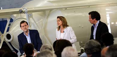 El presidente del Gobierno, Mariano Rajoy, junto a la secretaria general del partido, María Dolores de Cospedal, y el secretario de Organización, Carlos Floriano, en un foro del PP. Foto: Partido Popular