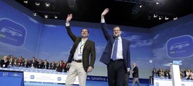 Juan Manuel Moreno y Mariano Rajoy, en la clausura del Congreso del PP andaluz. (Efe) 