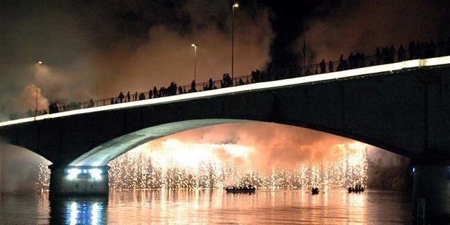 Noche Valdiviana y su desfile fluvial de carros alegóricos  