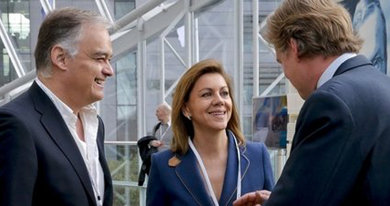 La secretaria general del PP, María Dolores de Cospedal, el vicesecretario general de Estudios y Programas, Esteban González Pons y el secretario general del Partido Popular Europeo (PPE), Antonio López Istúriz, a su llegada a la reunión que el PPE celebra en Dublín. 

