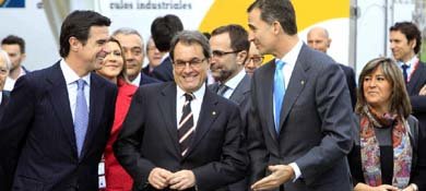 El Príncipe Felipe (2d), acompañado del ministro de Indusria, José Manuel Soria (i) y el president de la Generalitat, Artur Mas (2i), en la inauguración del MWC