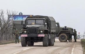 Camiones militares rusos en la entrada del aeropuerto de Belbek, en Crimea (Reuters).