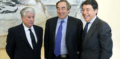 El presidente de la patronal madrileña, Arturo Fernández (i), junto al presidente de la Comunidad de Madrid, Ignacio González, y de la CEOE, Juan Rosell. EFE/Archivo