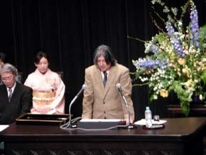 Yurihito Otsuki expone en Japón e imparte una conferencia en el acto de graduación de la Universidad de Waseda