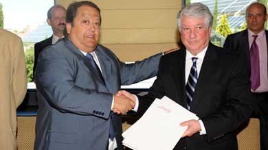 Alfonso Tezanos (i), y Arturo Fernández en un acto en la Cámara de Comercio. (Foto: Cámara de Comercio. ) 