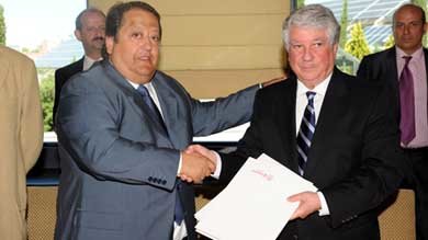 Alfonso Tezanos (i), y Arturo Fernández en un acto en la Cámara de Comercio. (Foto: Cámara de Comercio. ) 