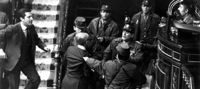 Tejero y otros 200 guardias civiles secuestran durante 16 horas a los diputados en el Congreso el 23F de 1981 (EFE).