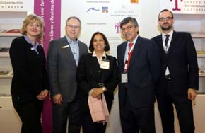 De (i) a (d)Astrid Zand, David Ruetz y  Luz Marina Heruday, jefa de prensa, director  y  subdirectora de ITB  Berlín con  Miguel Montes y  Gonzalo Nates, del CDT, en el stand de la exposición 