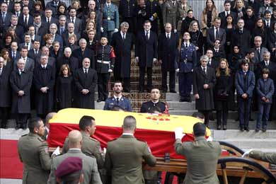 El féretro de Adolfo Suárez, portado por un piquete de honor, ha abandonado el Congreso de los Diputados por la escalinata de la Puerta de los Leones, donde se han colocado las numerosas autoridades presentes en este acto y la familia del expresidente, y en presencia de compañías de los tres ejércitos y de la Guardia Civil. EFE