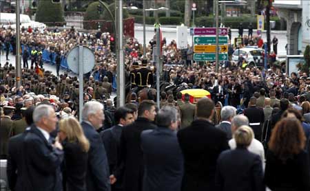 El ataúd con los restos mortales de Adolfo Suárez, envuelto en la bandera española y sobre un armón de artillería tirado por cuatro caballos, ha iniciado su recorrido solemne por la Carrera de San Jerónimo y en dirección a la Plaza de Cibeles, el último destino del expresidente antes de su partida a Ávila. EFE