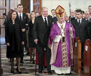 Los Reyes de España, don Juan Carlos y doña Sofía, y los Príncipes de Asturias, junto al arzobispo de Madrid, Antonio María Rouco Varela (d), a su entrada al funeral de Estado por el expresidente del Gobierno Adolfo Suárez. EFE