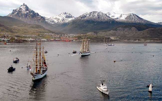 Veleros latinoamericanos surcan aguas chilenas junto a la “Esmeralda”