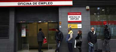 Fila en una oficina de empleo de Madrid (Reuters)