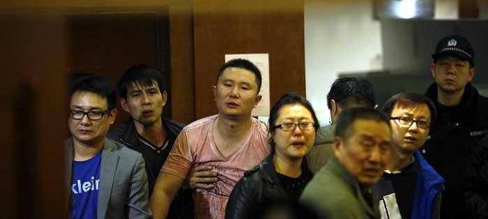Familiares de los pasajeros del vuelo MH370 reaccionan tras escuchar la rueda de prensa en Pekín (Reuters). 