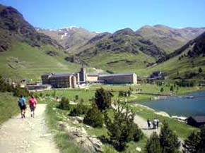 La Vall de Nuria un cobijo natural entre grandes cumbres