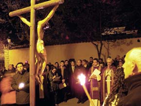 Cervantes presta su gigantesco escenario para la Semana Santa de Alcalá de Henares