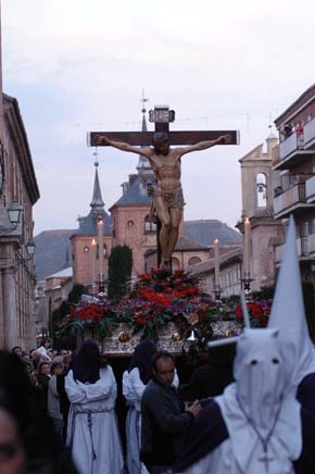 Cervantes presta su gigantesco escenario para la Semana Santa de Alcalá de Henares