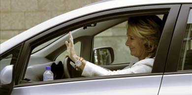 Esperanza Aguirre saliendo en coche de la Asamblea de Madrid / EFE-Archivo