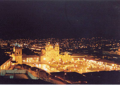 Los guias turisticos profesionales de Cusco protestan por el intrusismo. En la imagen, vista nocturna de la plaza de armas del Cusco