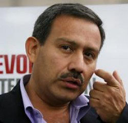 Hernando Calvo Ospina, periodista colombiano causante del desvío de un avión de Air France 