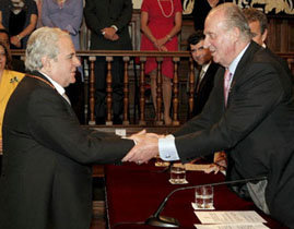 El escritor catalán Juan Marsé recibe el Premio Cervantes de manos del rey de España Don Juan Carlos

