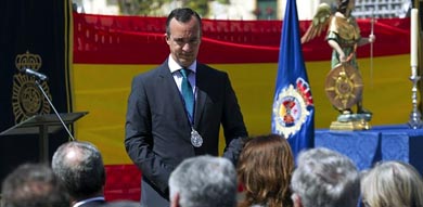 El secretario de Estado de Seguridad, Francisco Martínez, hoy en Málaga, durante el acto de imposición a María Santísima del Amor de la Cofradía de Nuestro Padre Jesús El Rico de la Medalla de Oro al Mérito Policial, máxima distinción de la Policía. EFE