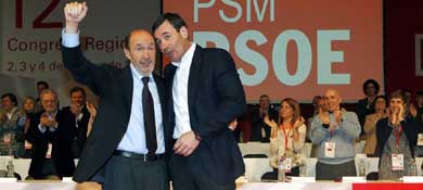 El secretario general del PSOE, Alfredo Pérez Rubalcaba (i) junto con el líder del PSM, Tomás Gómez (d). (EFE)