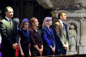Imagen de archivo de los Príncipes, la infanta Elena y los Duques de Palma, durante un funeral. EFE
