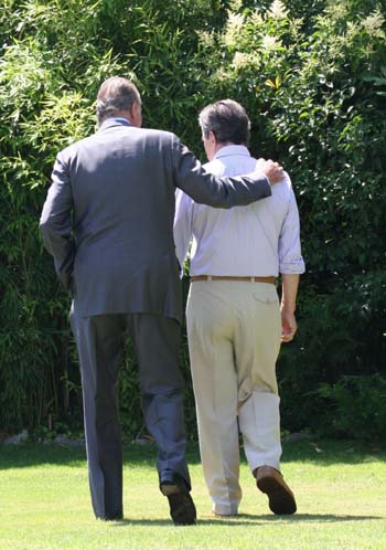 Esta foto, hecha por Adolfo Suárez Illana de su padre con el Rey cuando éste le entregó el Toisón de Oro, está incluida en el libro de Urbano. La imagen, distribuida por la agencia EFE, recibió el premio Ortega y Gasset de periodismo en el año 2008.