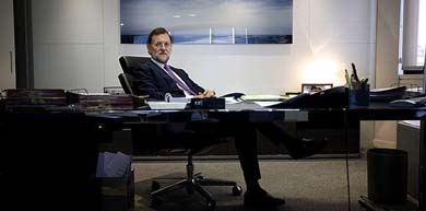 Mariano Rajoy posa en su, remodelado con dinero negro, despacho de la calle Génova / Foto PP