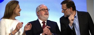 El presidente del Gobierno, Mariano Rajoy (d), junto a la secretaria general del PP, María Dolores de Cospedal, y el ministro de Agricultura, Alimentación y Medio Ambiente y próximo cabeza de lista del PP a las elecciones europeas, Miguel Arias Cañete (c)