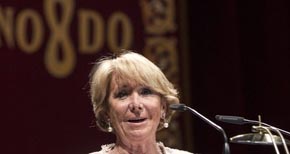 La expresidenta de la Comunidad de Madrid, EsperanzaAguirre, durante la lectura del pregón taurino de la Feria de Abril de 2014 este lunes en el teatro Lope de Vega de Sevilla.

