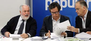 Floriano, Cañete y Pons mantuvieron el pasado lunes su primera reunión de preparación de la campaña (EFE).

