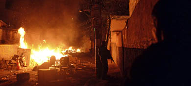 Agentes de la policía toman posiciones durante una protesta en la favela de Pavao-Pavaozinho, en Copacabana (Reuters).

