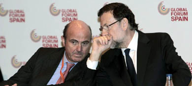 El presidente del Gobierno, Mariano Rajoy (d), con el ministro de Economía, Luis de Guindos (i). (EFE)