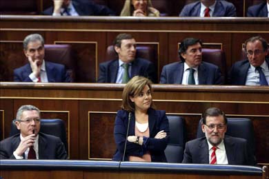 La vicepresidenta del Gobierno, Soraya Sáenz de Santamaría (c), junto al presidente del Ejecutivo, Mariano Rajoy (d), y el ministro de Justicia, Alberto Ruiz-Gallardón (i), 