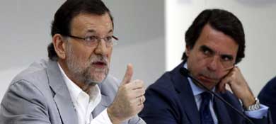 El presidente del Gobierno, Mariano Rajoy, junto al expresidente del Ejecutivo y presidente de la fundación FAES, José María Aznar. (EFE)
