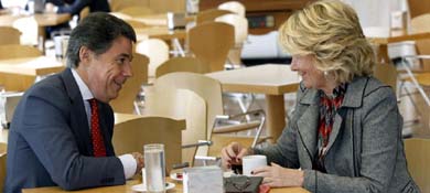 Ignacio González, con la expresidenta de la Comunidad de Madrid, Esperanza Aguirre. (Efe)

