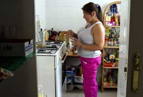 Una mujer boliviana en su casa de Cádiz, en 2013. / Román Ríos