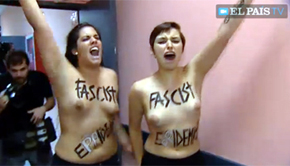 Las dos activistas expulsadas de un mitin de Aguirre, en un vídeo de ‘El País TV’