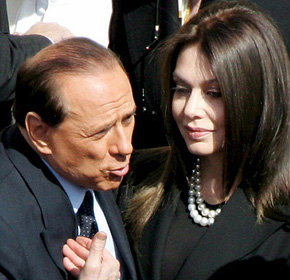 El primer ministro italiano, Silvio Berlusconi (i), junto a su guapa esposa, Veronica Lario