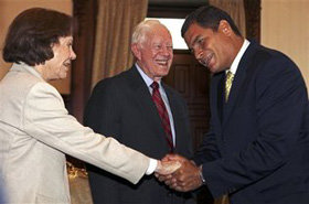 El presidente Correa saluda a Rosalyn Carter, esposa del ex presidente norteamericano Jimmy Carter (c) durante su reciente visita a Ecuador 